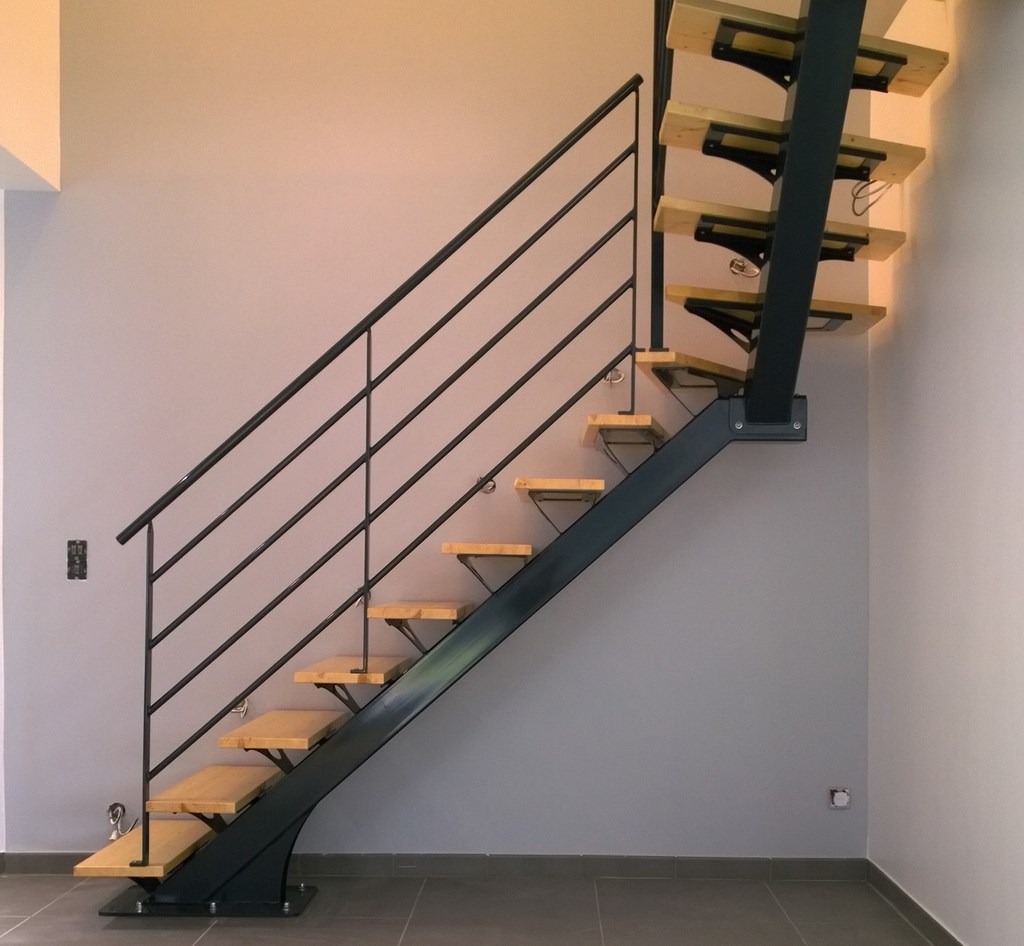 escalier à Limon central sans poteau - métal et bois